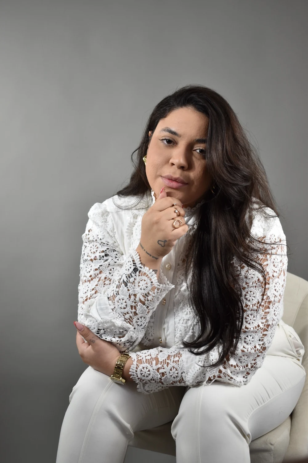 Caroline Bellucio sentada em ensaio fotográfico profissional